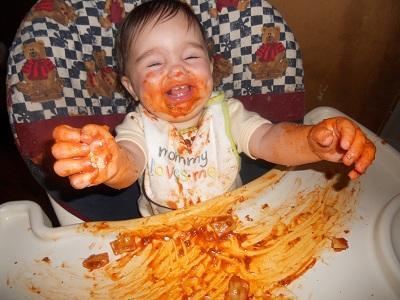 过度喂养会让孩子变笨!吃辅食时孩子发出5个信号时,妈妈快停手