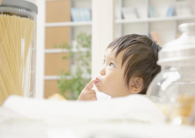 过度喂养会让孩子变笨!吃辅食时孩子发出5个信号时,妈妈快停手