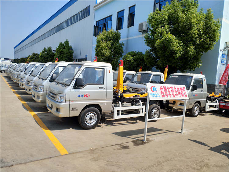 小钩臂垃圾车4S店_钩臂垃圾车厂家示例图7